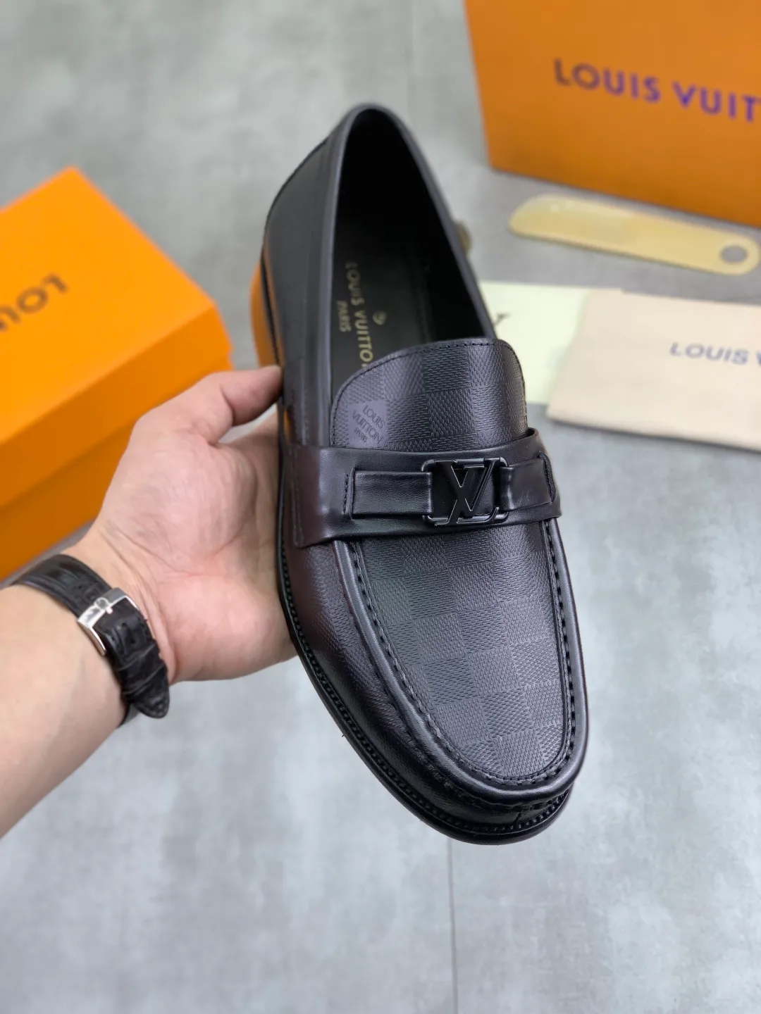 Men's men's shoes 💰P520 New style 💶[LOUIS VUITTON] Water-dyed Niuli Original order New style 🍀LV Louis Vuitton *——Top version of LV classic leather shoes! Made of imported original calfskin, original leather side strips and wear-resistant high-end rubber outsole! High quality products! Color: Black optional Size: 39-44 (45 customized)
